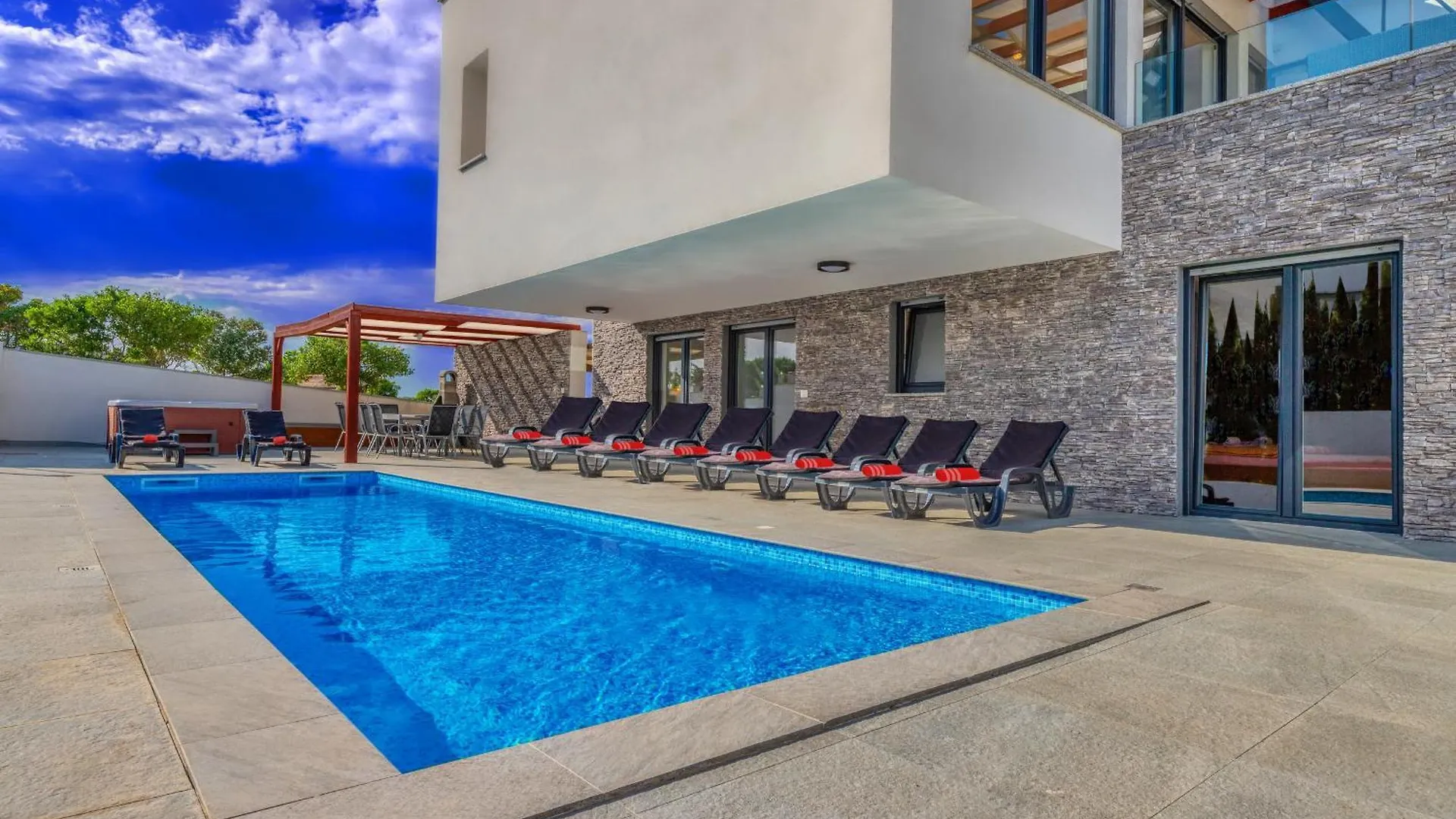 Villa Am Meer Mit Pool & Kinderpool - Leon'S Holiday Homes Medulin
